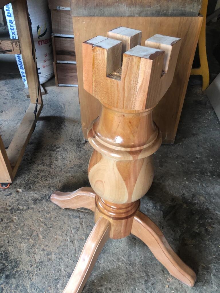 Pedestal de mesa torneado a mano en el taller